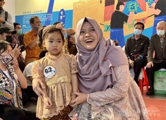 Taiwan’s Indonesian community celebrates Kartini Day in Taipei A woman poses for photos next to a young girl during an event to honor Indonesian national heroine Raden Ajeng Kartini on Sunday in Taipei. CNA photo April 11, 2021
