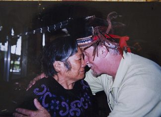 Film on New Zealand father’s search for son in Taiwan hits theaters Phil Tchernegovski (right) is pictured with a local resident who helped in the search for his son. Photo courtesy of GrX