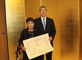 Government of Japan Honors Mieko Kubota, Former President of Ikebana International’s Miami Chapter Mrs. Mieko Kubota (left) is conferred the Order of the Rising Sun, Gold and Silver Rays from Consul General of the Consulate-General of Japan in Miami, Kazuhiro Nakai.