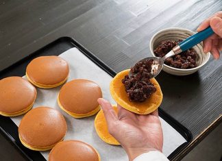 Japanese Street Food – DORAYAKI red-bean pancake Dorayaki