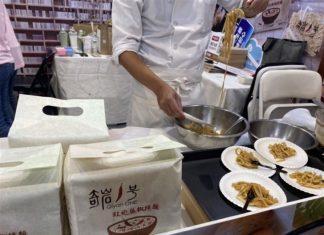 Cuisine with unique flavors wow visitors at Taiwan food expo A chef cooks Sichuan peppercorns noodles on-site and distributes samples to the public for tasting