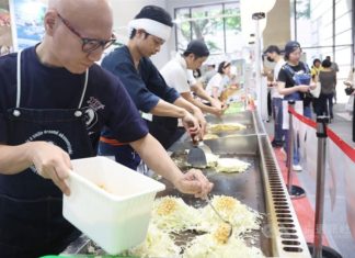 Japanese, other foreign exhibitors a hit at Taiwan culinary expo Cooks prepare Hiroshima-styled Japanese savory pancake at the 2023 Taiwan Culinary Exhibition in Taipei