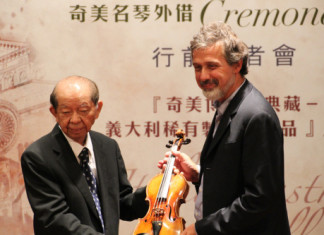 Taiwanese collection of priceless violins to make a homage visit to Cremona, Italy Wen-Long Hsu presents a violin to Carlo Chiesa.